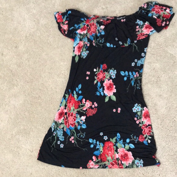 Beautiful off-the-shoulder dress ❣️ - Picture 1 of 3